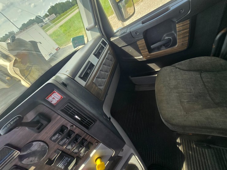 2017-freightliner-122sd-image-49