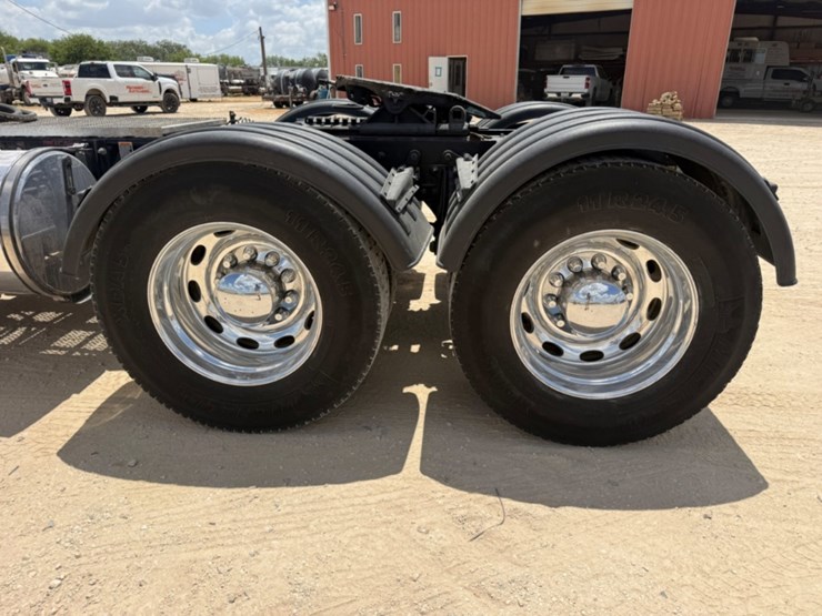 2019-peterbilt-389-image-17