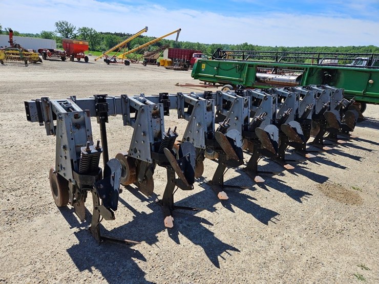 #80-•-hiniker-3pt-8-row-30"-cultivator-image-3
