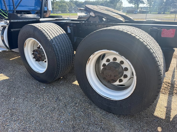 2016-volvo-vnl64t300-image-6