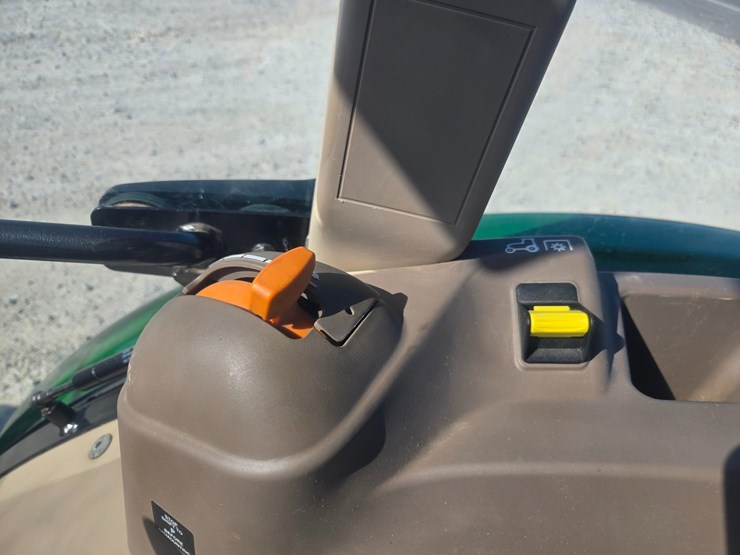 2024-john-deere-5075e-image-38