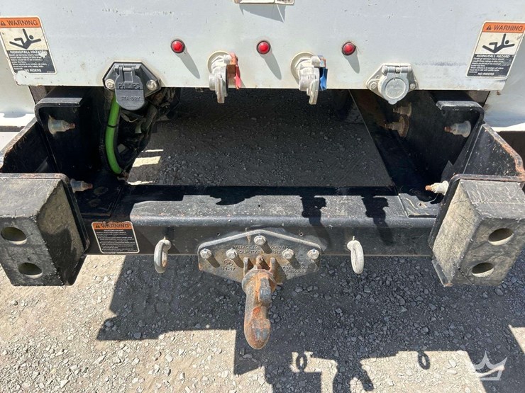 2019-freightliner-m2-106-image-25