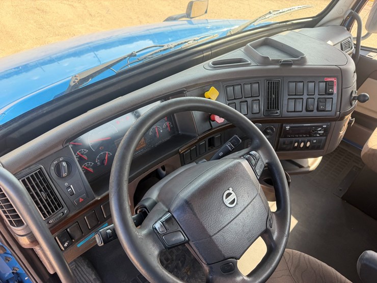 2017-volvo-vnl42t300-image-14