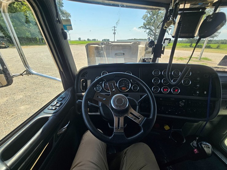 2015-peterbilt-386-image-54