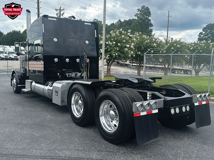 2023-peterbilt-389-image-3