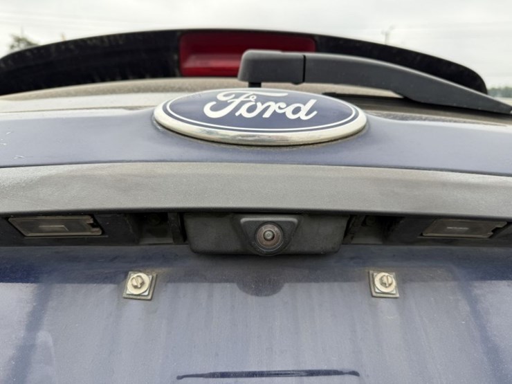 2015-ford-explorer-image-16