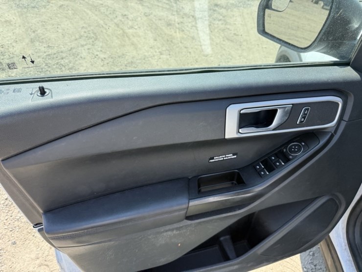2020-ford-explorer-image-19