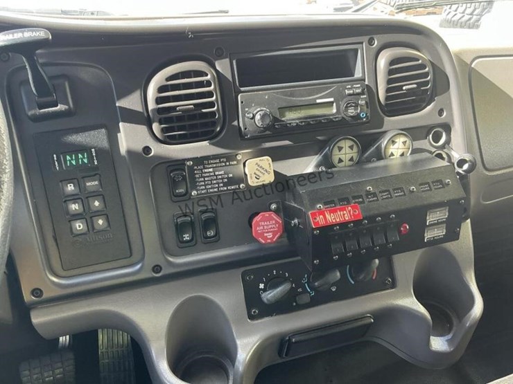 2012-freightliner-m2-106-image-30