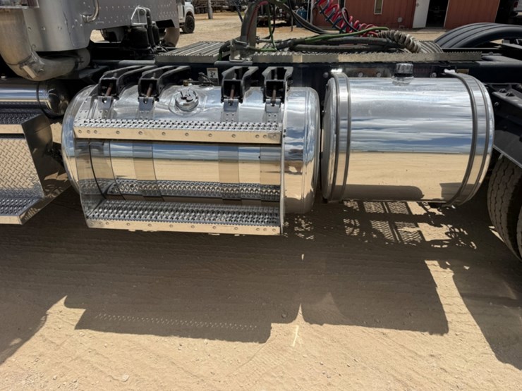2019-peterbilt-389-image-18