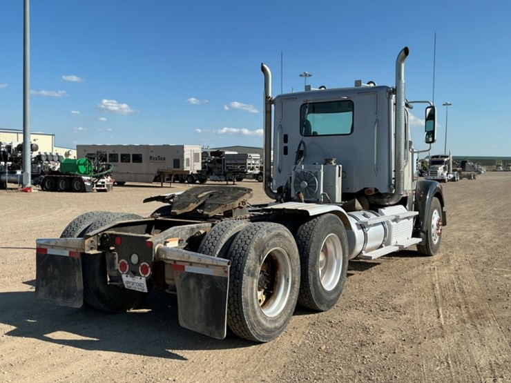 2015-freightliner-coronado-122-sd-image-5