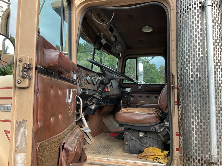 #142-•-1985-international-log-truck-image-9