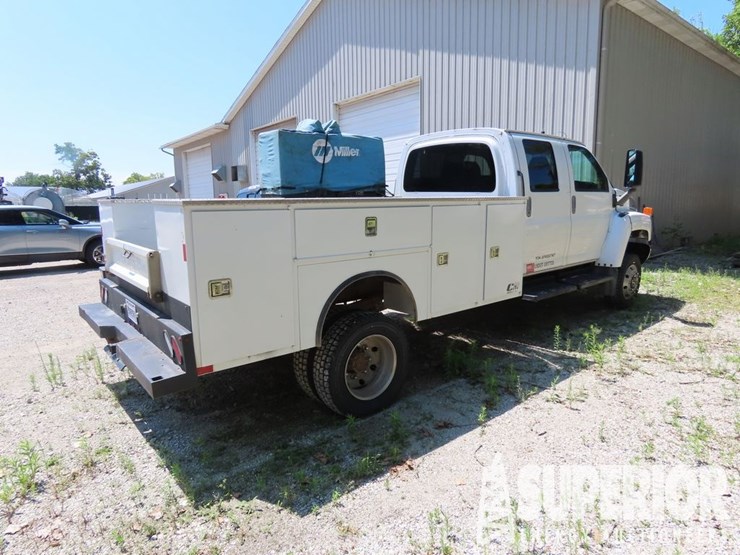 2006-gmc-c5500-4wd-crew-cab-service-truck-image-3