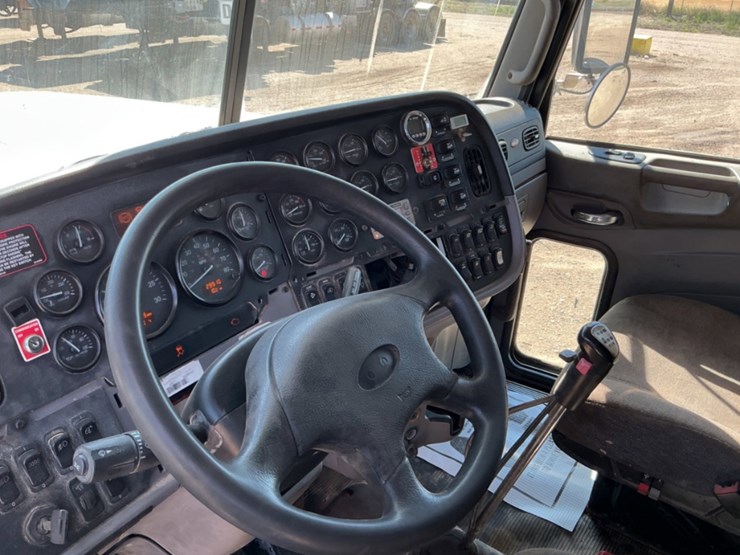 2015-peterbilt-367-image-23