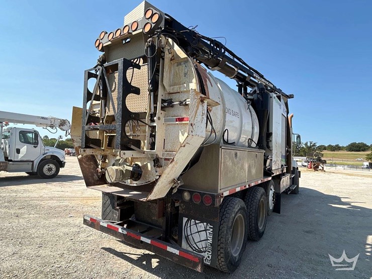 2015-freightliner-114sd-image-4
