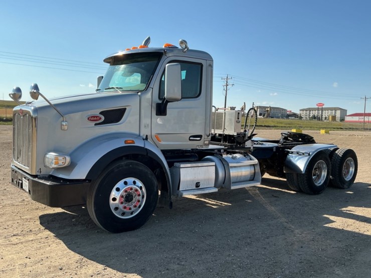 2019-peterbilt-567-image-1