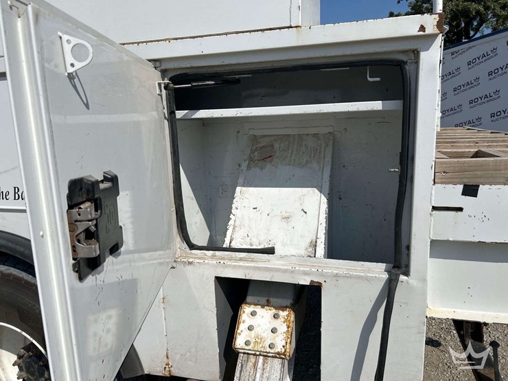 2019-freightliner-m2-106-image-21