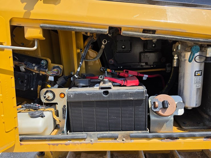 2016-caterpillar-d6k2-lgp-image-93