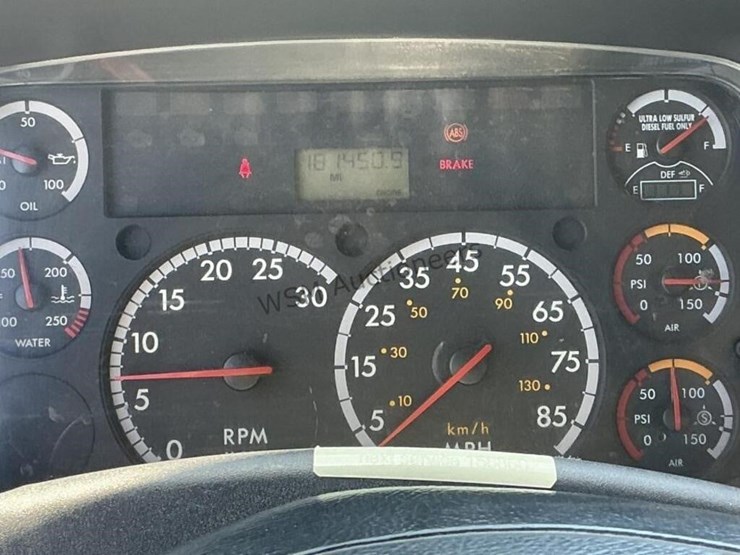 2013-freightliner-m2-106-image-19