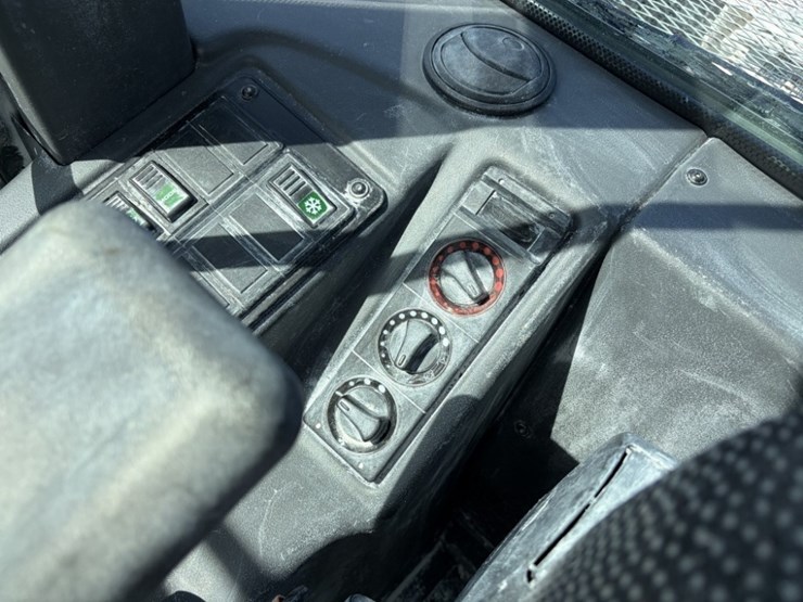 2018-deere-324k-image-21