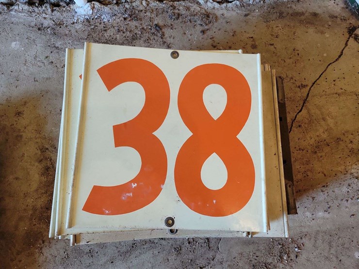 7up-crate-and-fuel-price-signs-image-3