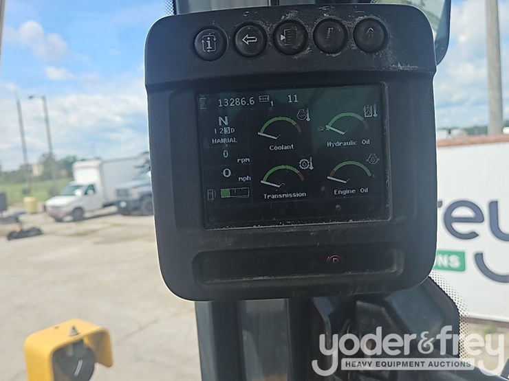 2014-deere-624k-image-36