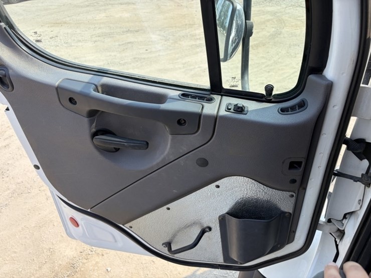 2018-freightliner-108sd-image-30
