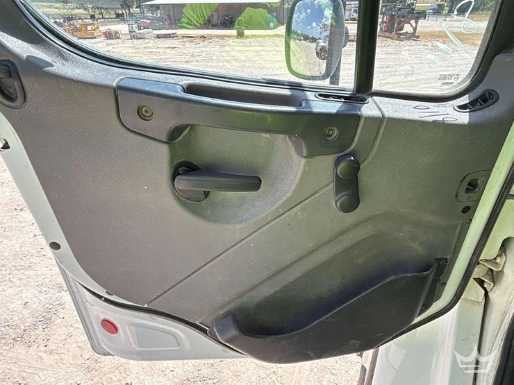2019-freightliner-m2-106-image-12