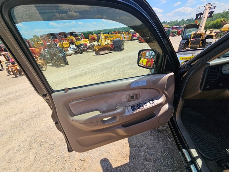 2004-toyota-tacoma-image-34