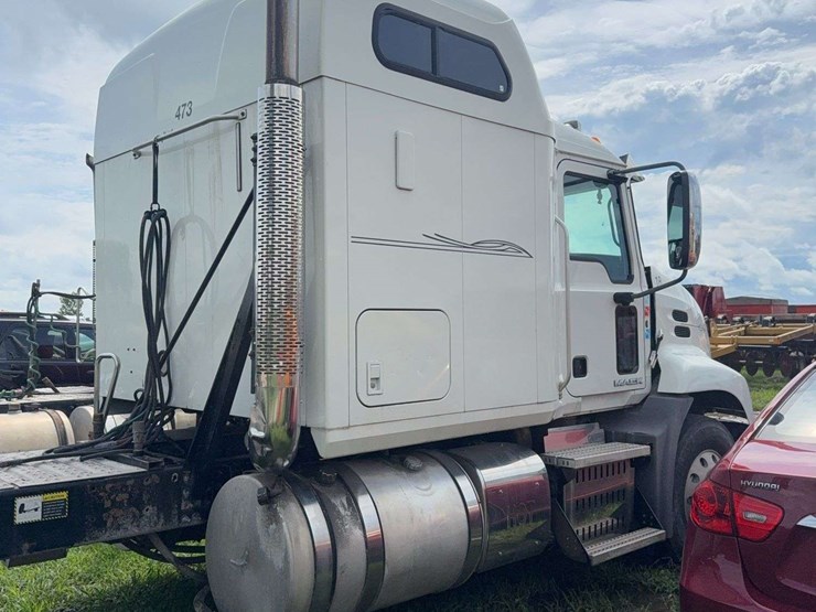 2013-mack-semi,-728,000-miles,-445hp,-m-drive-auto,-dual-line-wet-kit,-11r-24.5-tires,-deleted,-no-def,-vin--1m1aw07y8dm028609-image-3