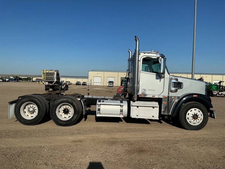 2015-freightliner-coronado-122-sd-image-4