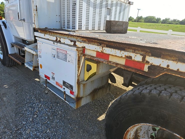 2002-freightliner-fl80-image-23