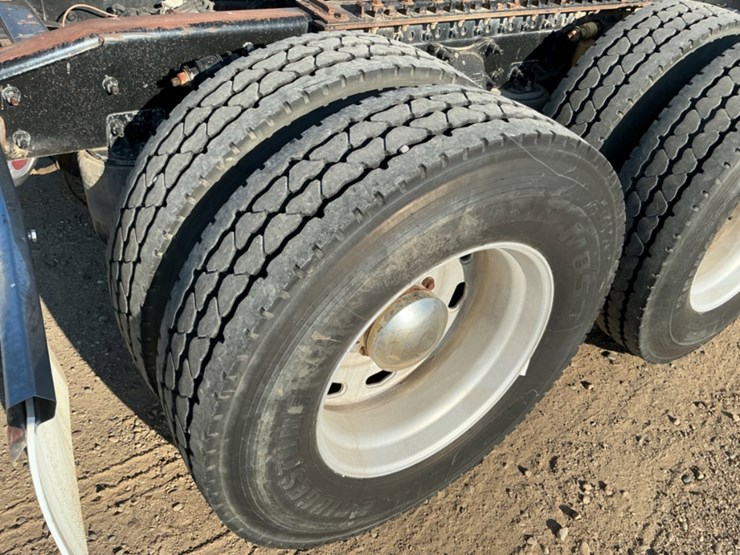 2015-freightliner-coronado-122-sd-image-16