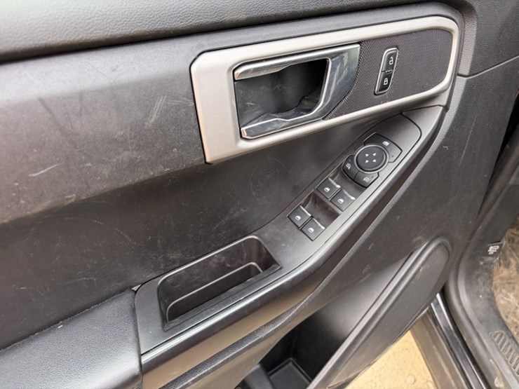 2020-ford-explorer-image-28
