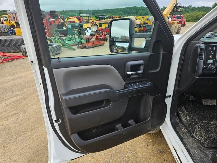2016-chevrolet-3500-image-19