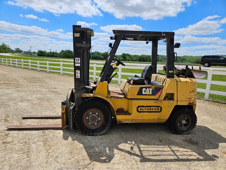 #126-•-cat-gp40k2-single-stage-fork-lift-image-2