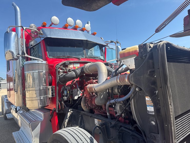 2021-peterbilt-389-image-35