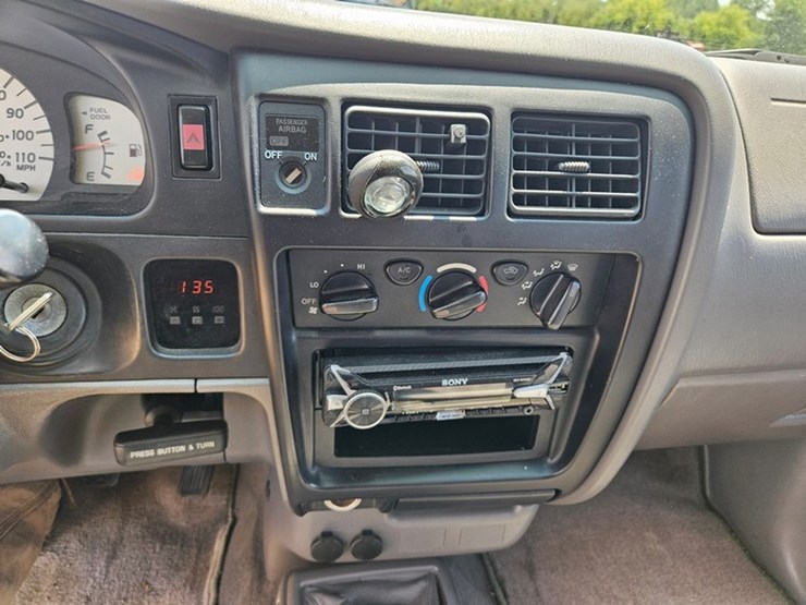 #25-•-2002-toyota-4x4-pickup-truck-image-34