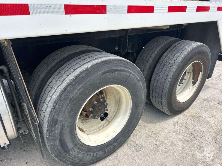 2015-freightliner-114sd-image-15
