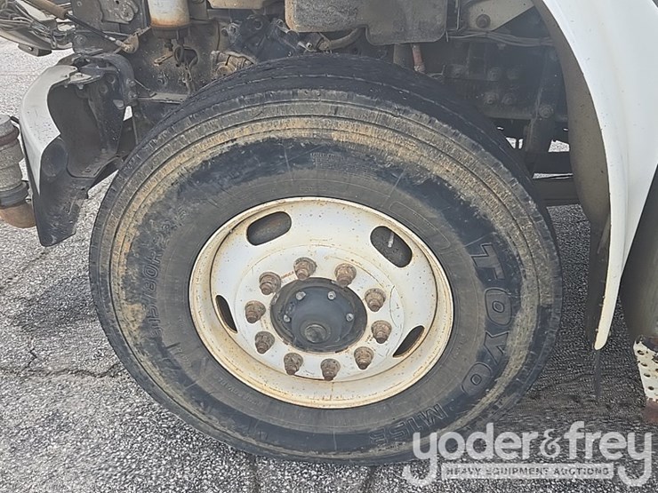 2013-freightliner-m2-106-image-21