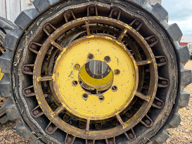 john-deere-324-image-5