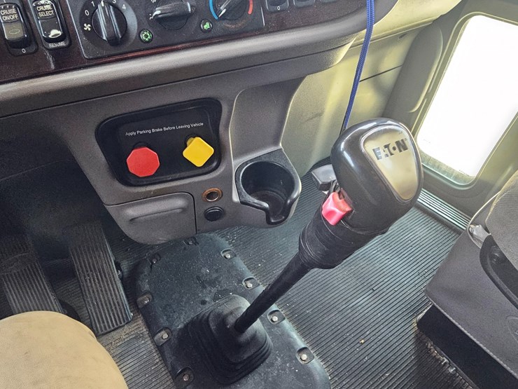 2015-peterbilt-386-image-52