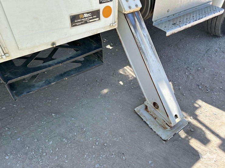2019-freightliner-m2-106-image-40