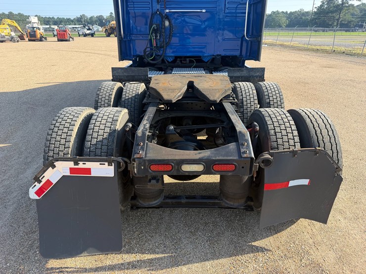 2019-volvo-vnl64t670-image-8