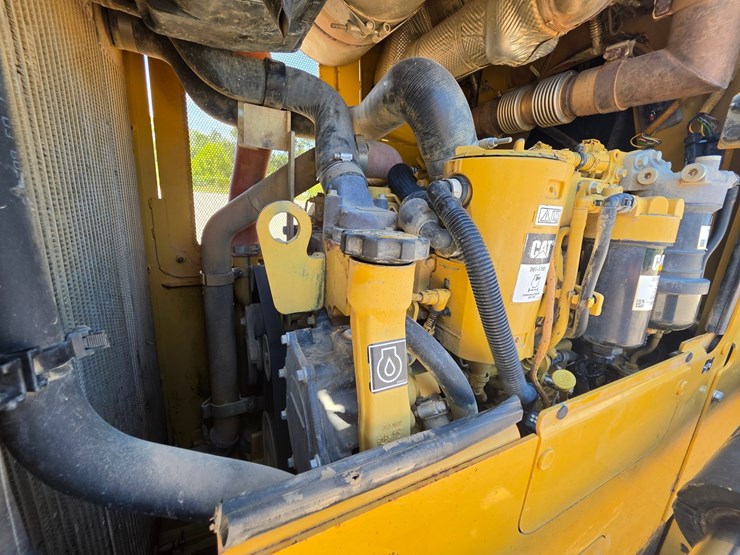 2016-caterpillar-d6k2-lgp-image-16