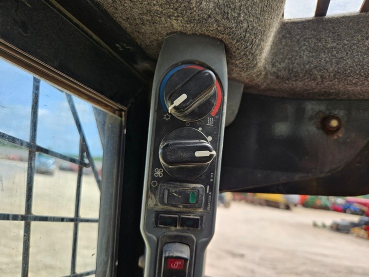 new-holland-c238-image-30