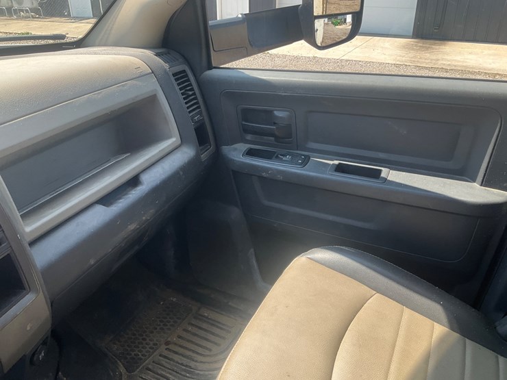 2012-dodge-3500-image-32