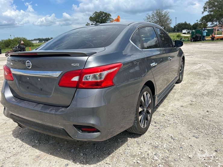 2016-nissan-sentra-sedan-image-3