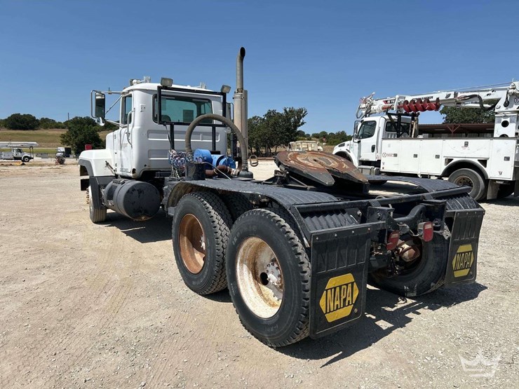 2001-mack-rd690s-image-3