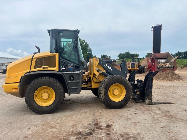 2020-deere-344l-image-8