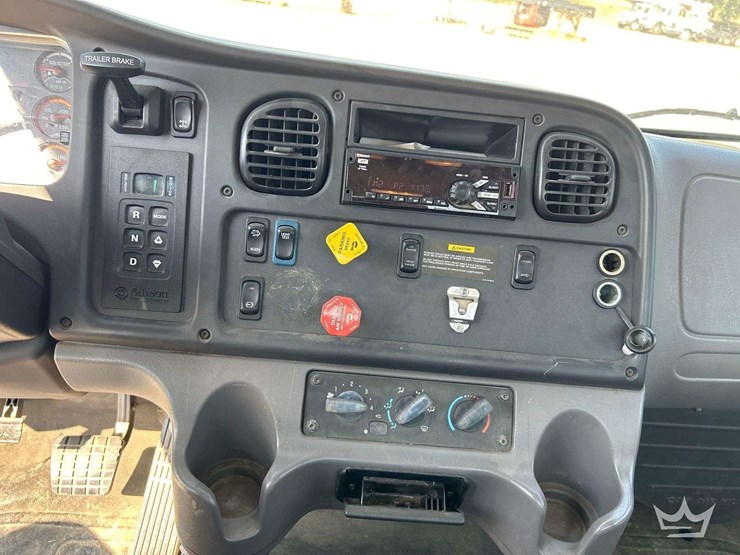 2019-freightliner-m2-106-image-16